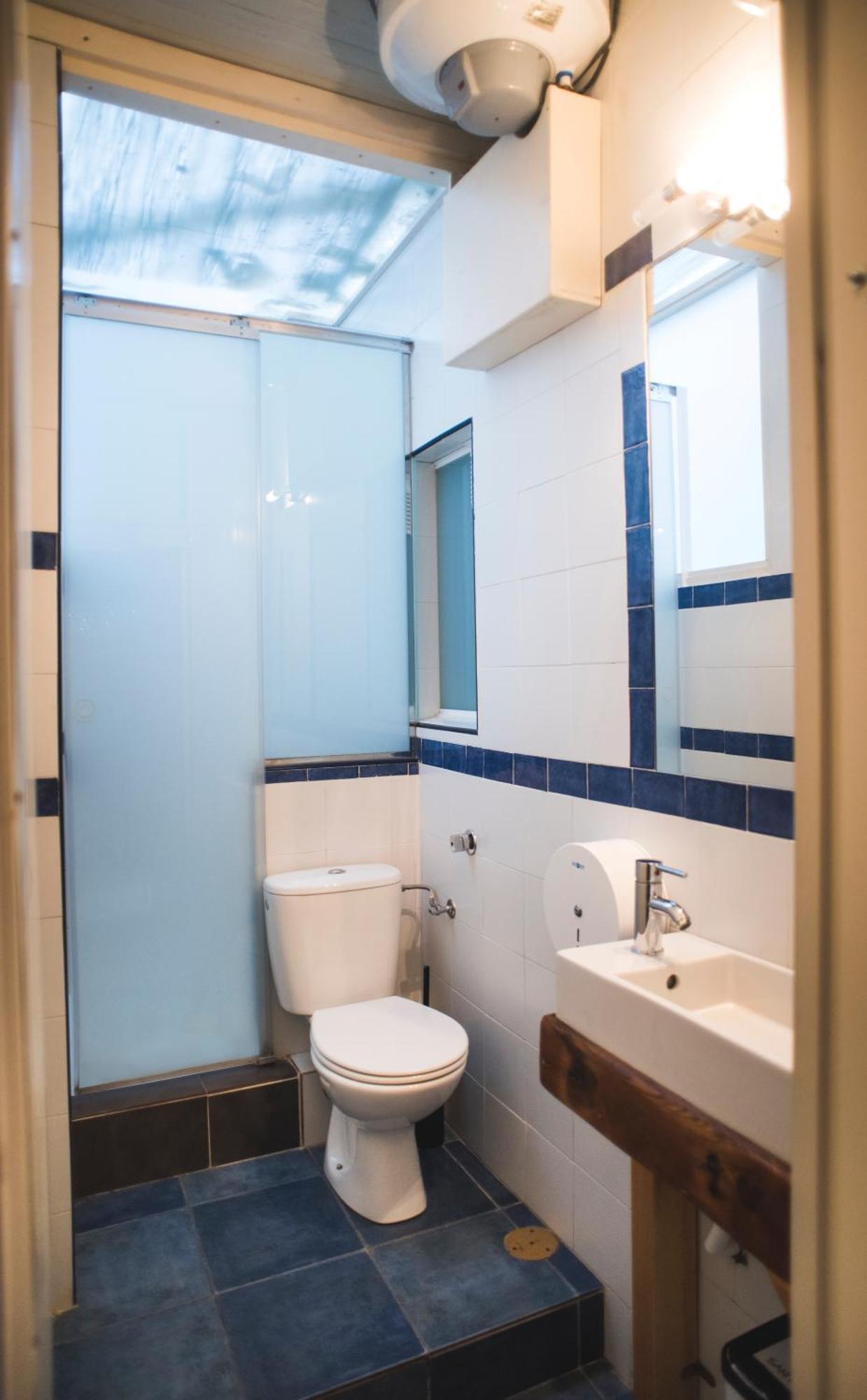 Cama en habitación compartida para mujeres de 7 camas con baño privado