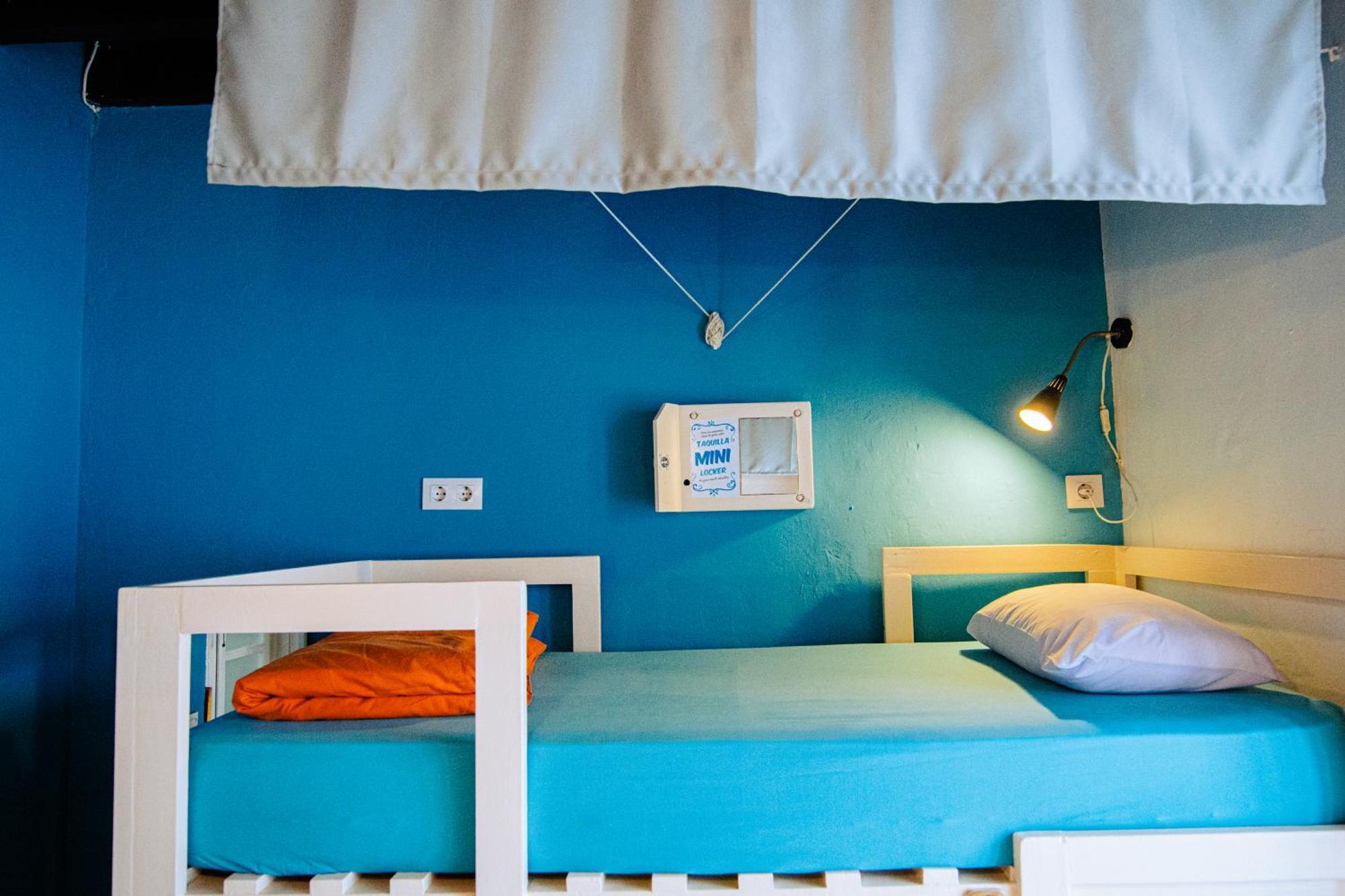Cama en habitación compartida mixta con 7 camas y baño privado